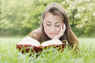 Olvasni nyáron is menő! – Ifjúsági könyvajánló a nyári szünet idejére